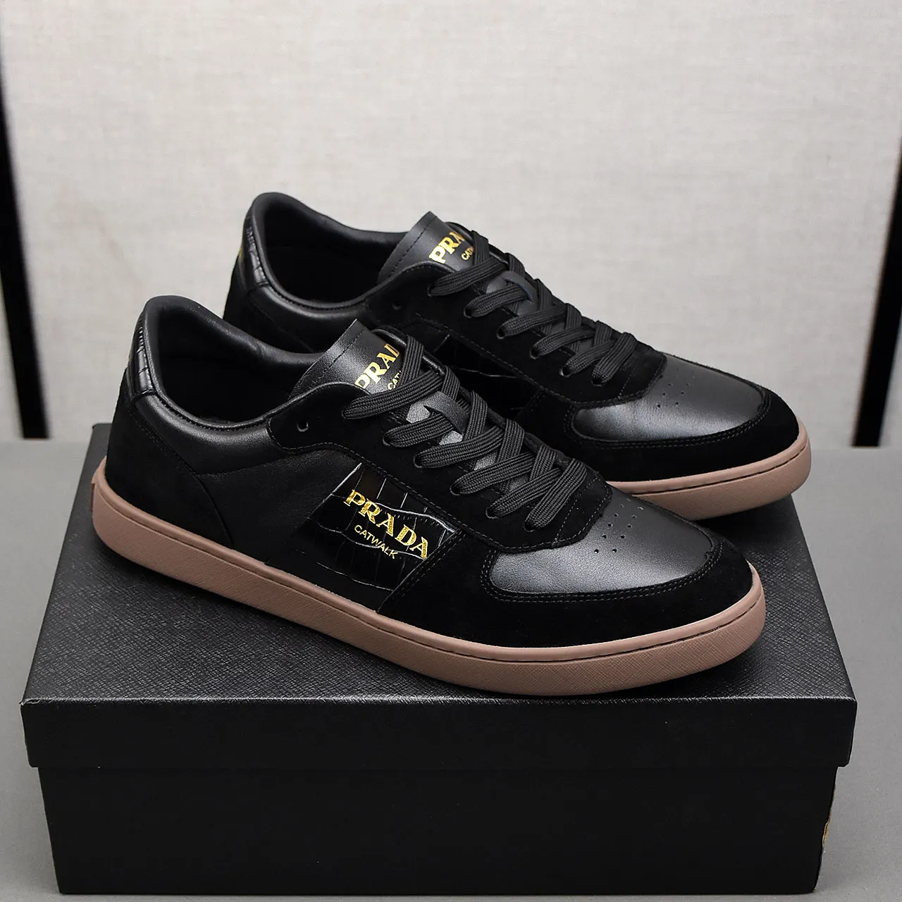 PP400👟👟👟Prada set off the audience! Prada, an international brand that is constantly innovating, this men's casual shoe, the original version, made of cowhide leather at a ratio of one to one at the store, with leather feet and rubber non-slip outsole, breathable and comfortable, quality speaks for itself👄38-44